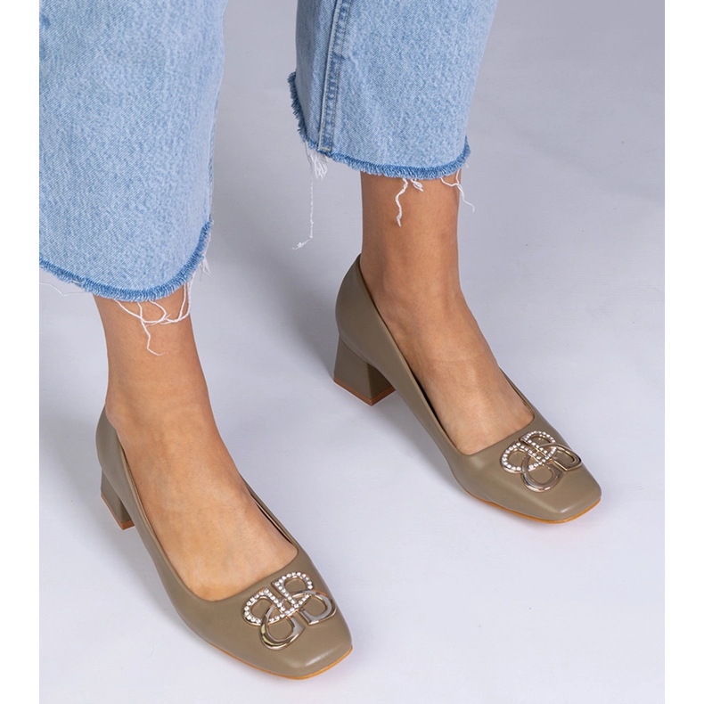 Green pumps with low heels with zircons 1