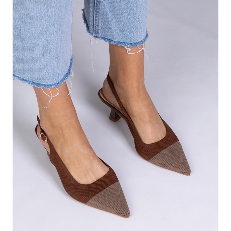Brown low -heeled material pumps 1