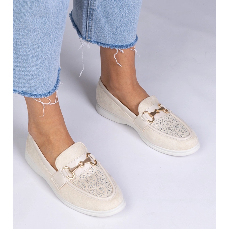 Beige moccasins from Ekozamsz with zircons 1