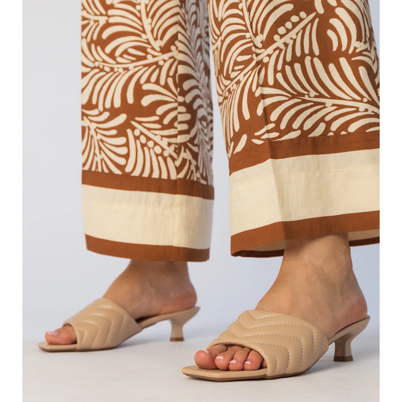 Light beige low-heeled flip-flops 1