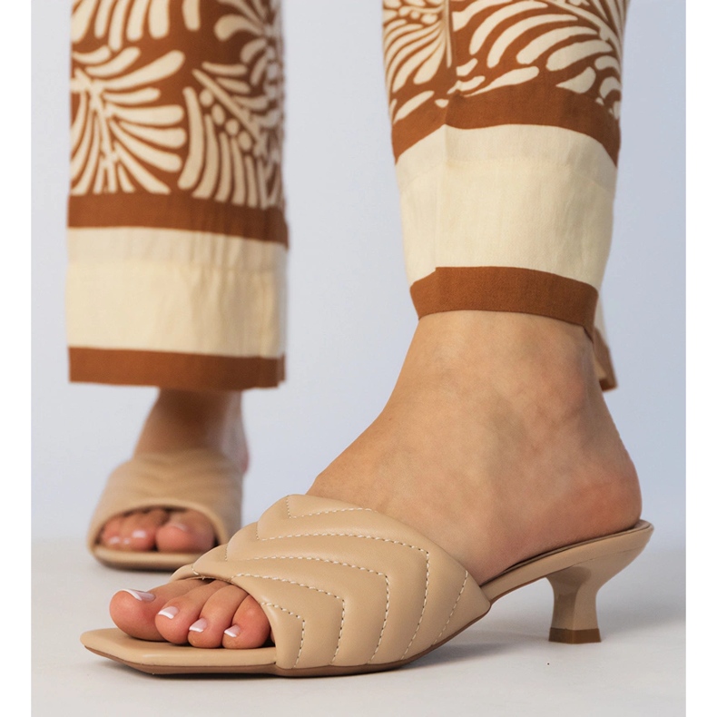 Light beige low-heeled flip-flops 2