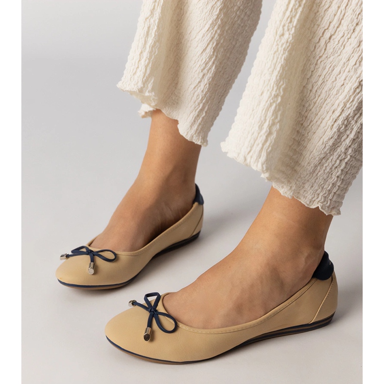 Beige ballerinas decorated with a bow from Maddalena 1