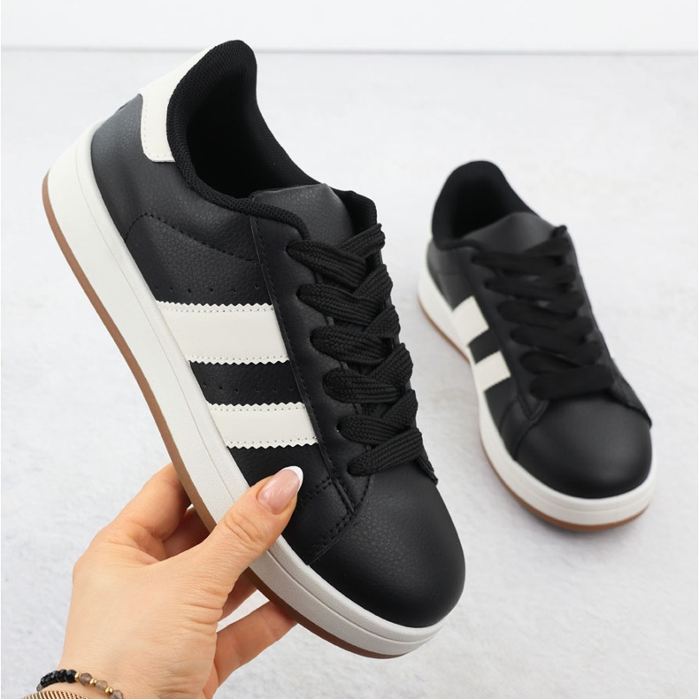 Women's sports shoes black news 8233 1