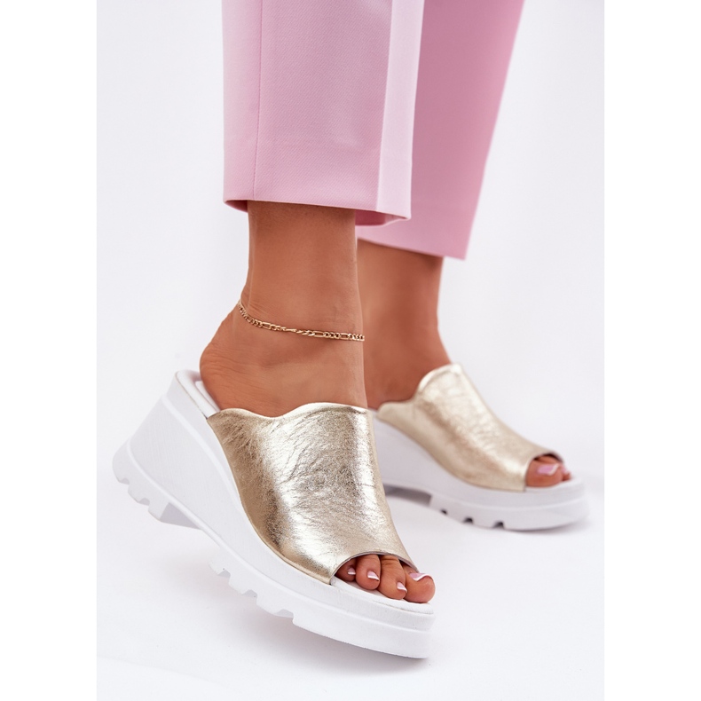 Leather wedges on the Artiker 56C0435 PLN golden 2