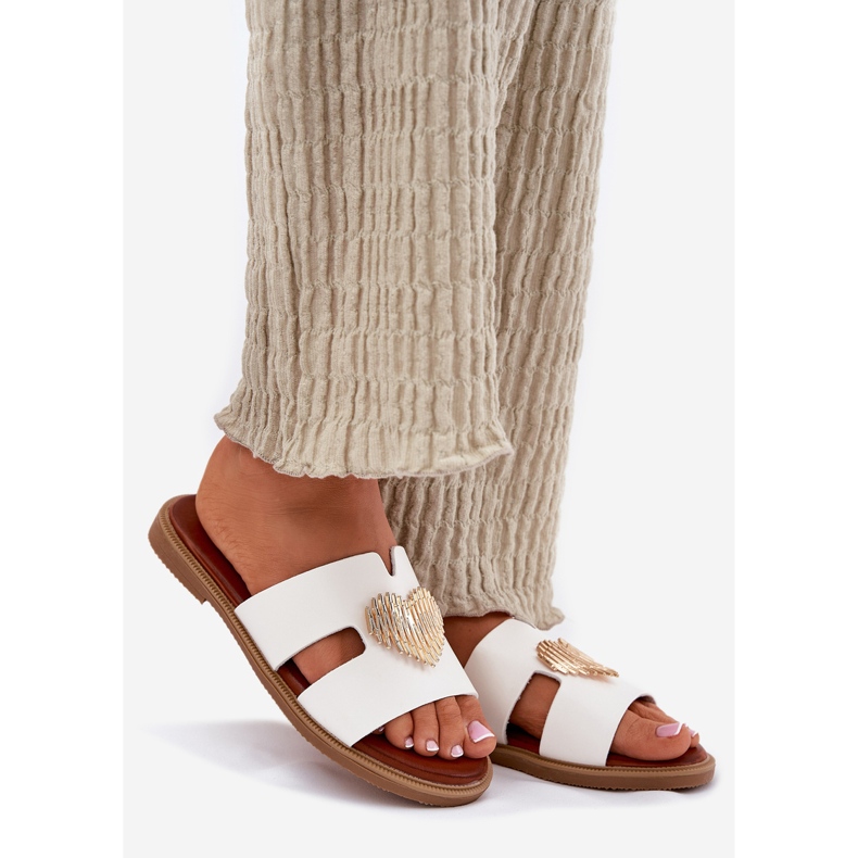 EVento Flat -heeled women's flip flops with a golden decoration white 1