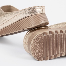 Goodin Women's gold flip flops on the platform golden 2