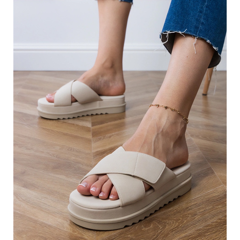 Beige flaps with stripes on the platform 1