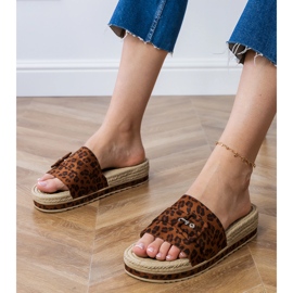 Leopard flip -flops on the platform with a decorative buckle brown 1