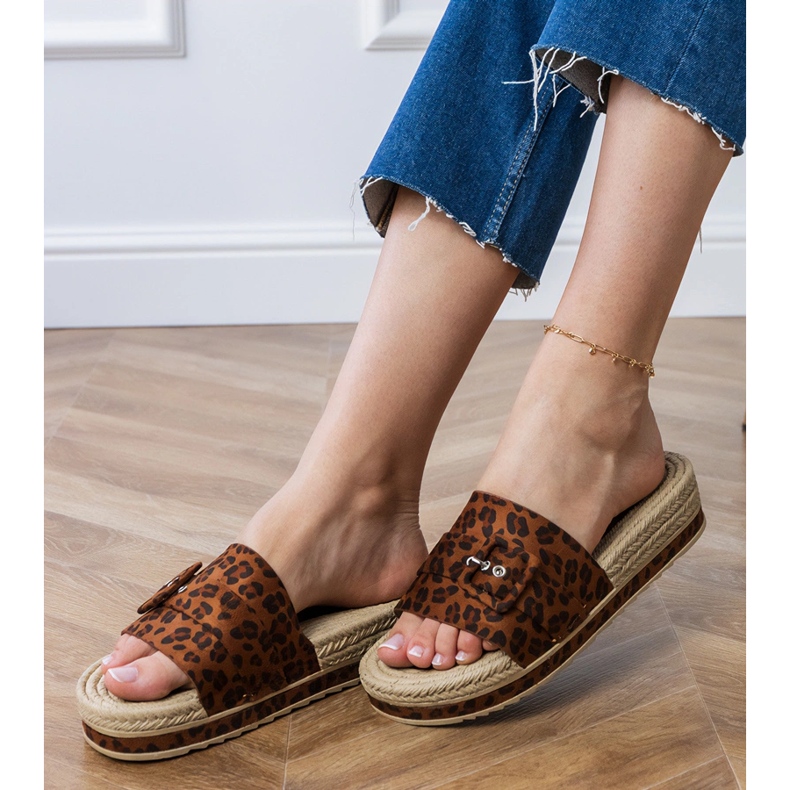 Leopard flip -flops on the platform with a decorative buckle brown 2