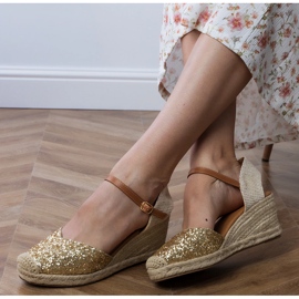 Golden brocade sandals on a wedge 1