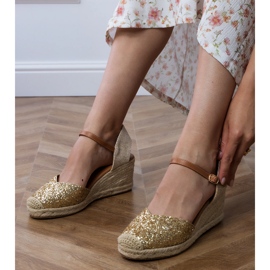 Golden brocade sandals on a wedge 2