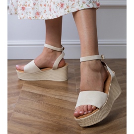Beige sandals on the Ekozamsz platform 2