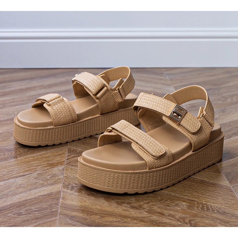 Beige sandals on the platform with straps on the Velcro 1