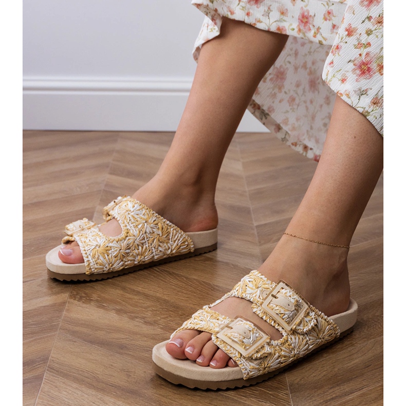 Beige crochet flaps with clamps on stripes 1 Beige crochet flaps with clamps on stripes 1