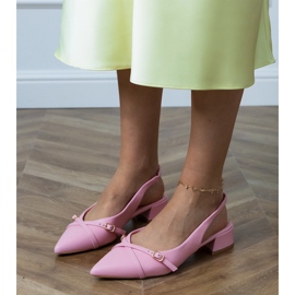 Low -heeled pink pumps with discovered past 2
