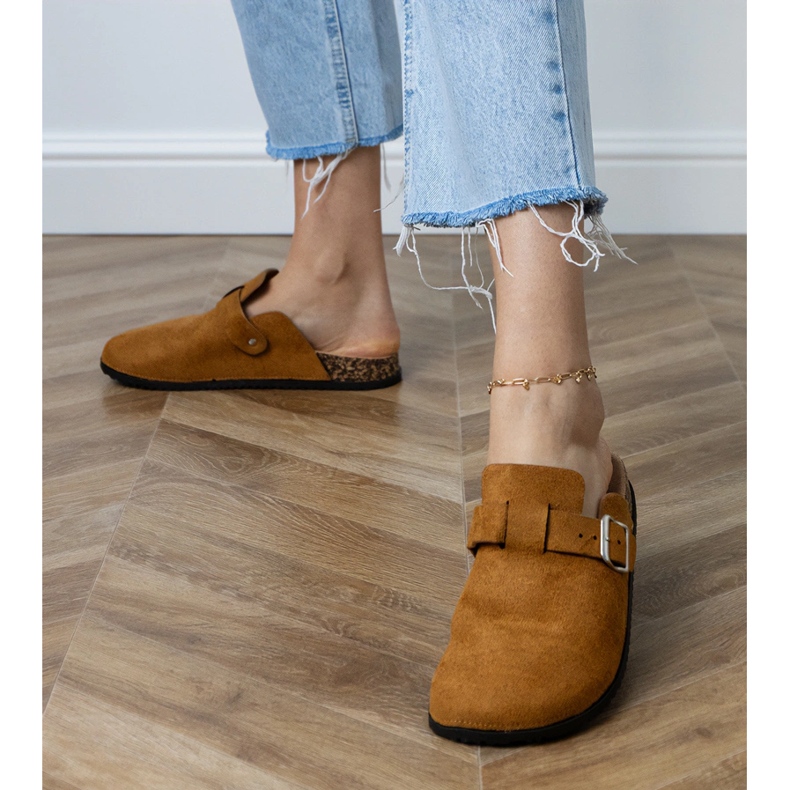 Brown flip -flops built on a cork sole 1