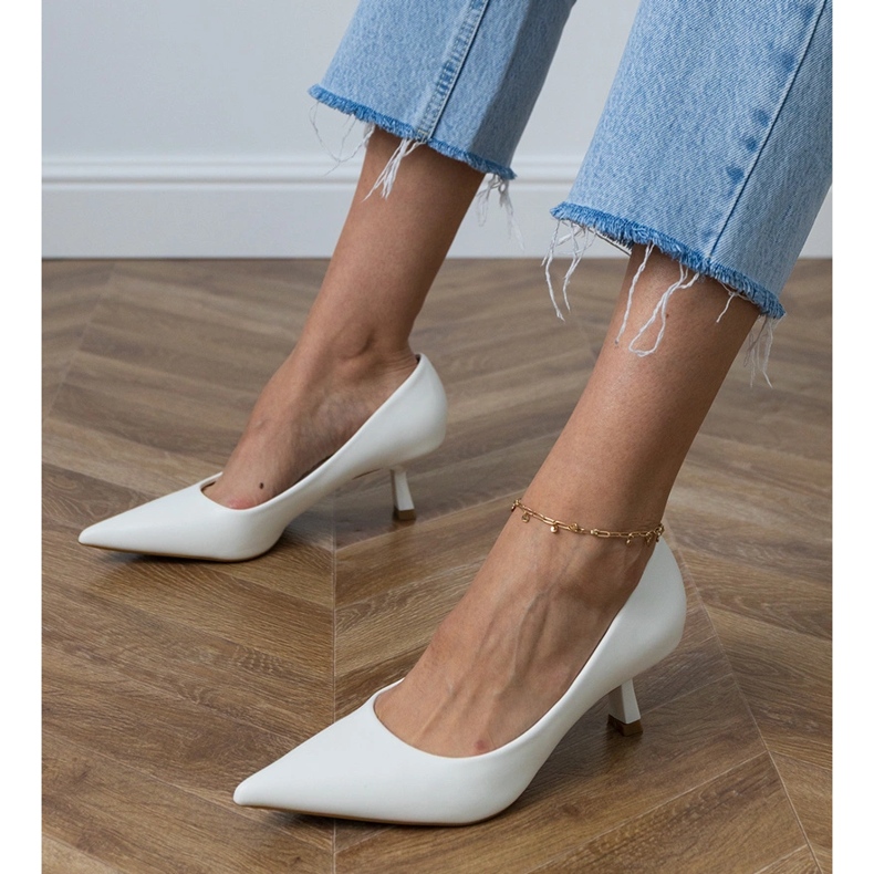 Low -heeled white pumps 1 Low -heeled white pumps 1
