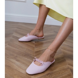 Pink flip -flops built on a flat sole 1