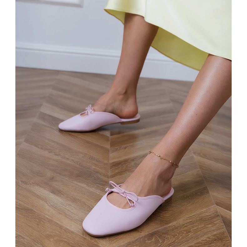 Pink flip -flops built on a flat sole 1