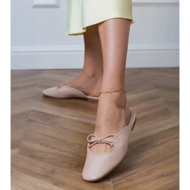 Beige flip -flops built on a flat sole 1