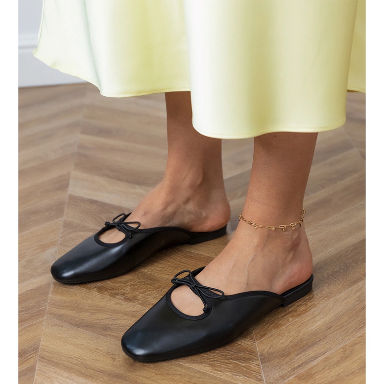 Black flip -flops built on a flat sole 2