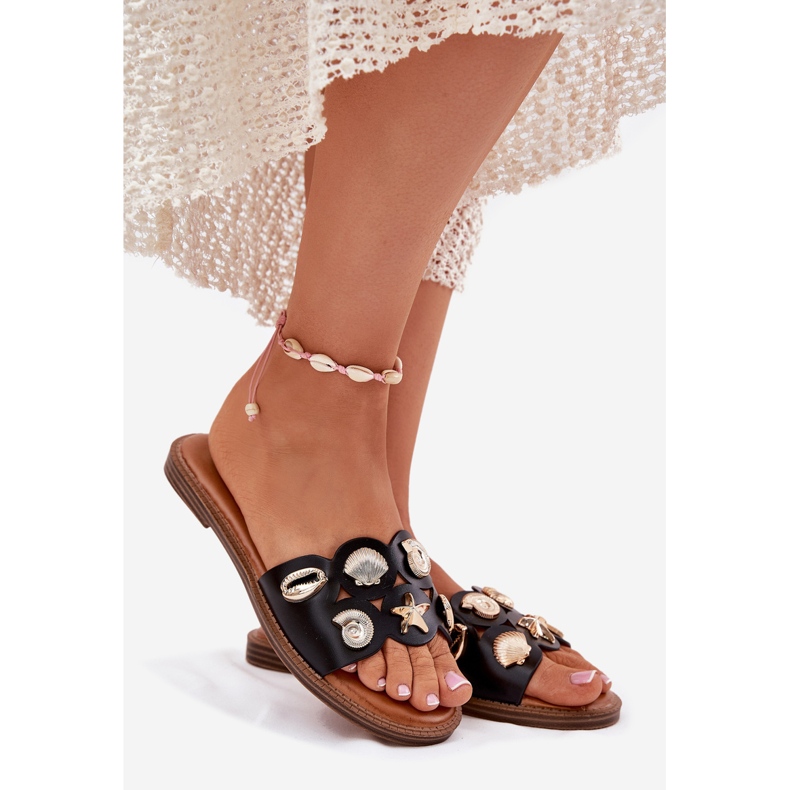 Flat -heeled women's flip flops with golden pins black pins 1