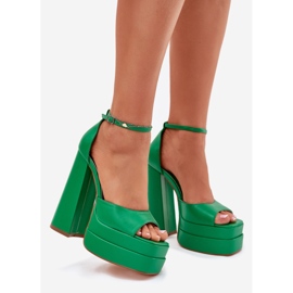 Women's sandals on the post and platform green 1