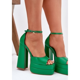 Women's sandals on the post and platform green 2