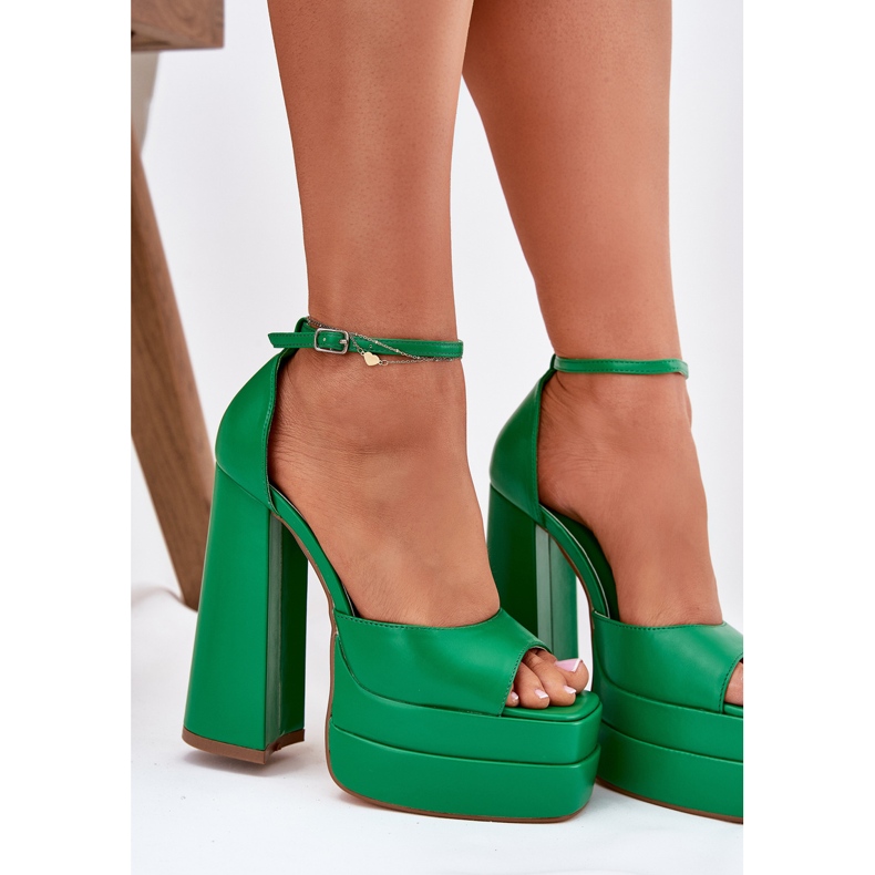 Women's sandals on the post and platform green 2