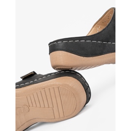 Seastar Slippers on a low wedge with black clamps 2