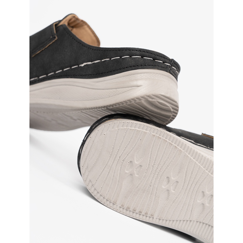 Seastar Black flip flops with a full nose and a buckle 1