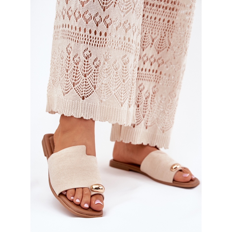 Flat women's flip flops with golden detail beige 2