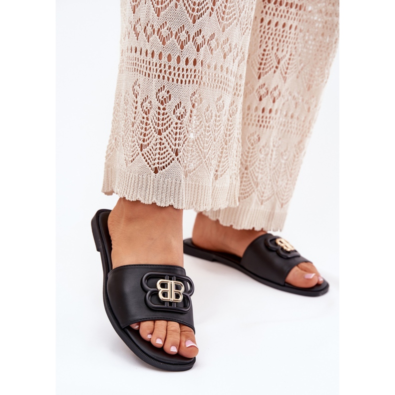 Flat women's flip flops with a decorative detail black 2 Flat women's flip flops with a decorative detail black 2