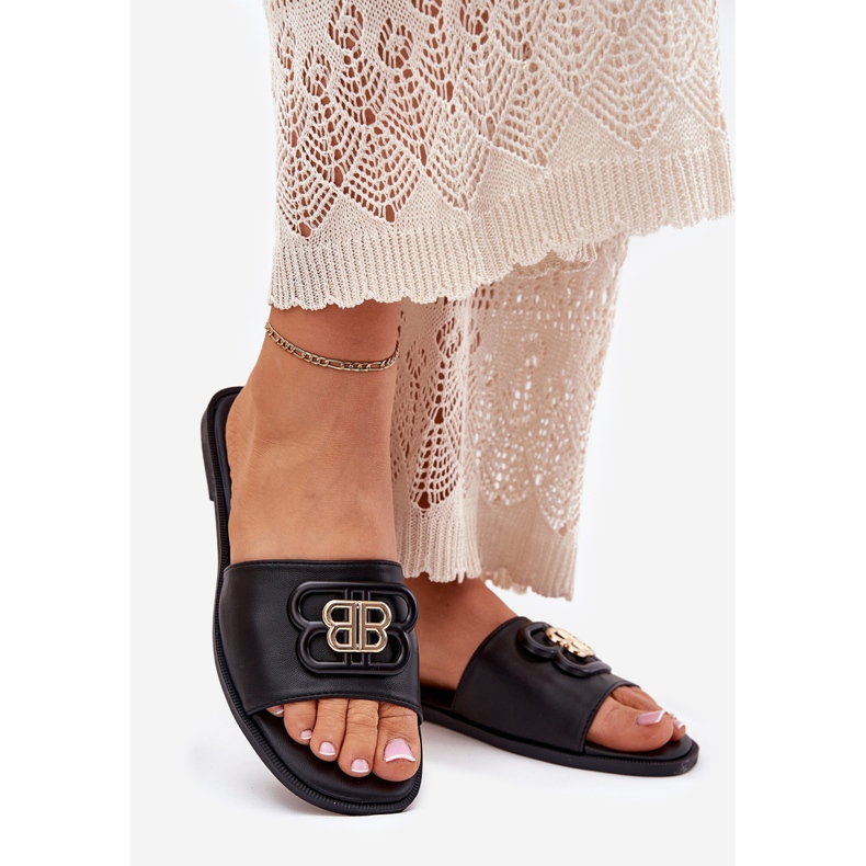 Flat women's flip flops with a decorative detail black 1 Flat women's flip flops with a decorative detail black 1