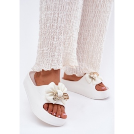 Women's foam slippers on the platform with a bow and a white brooch 2