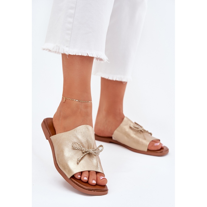 EVento Flat -heeled women's flip flops with a decorative gold binding golden 2 EVento Flat -heeled women's flip flops with a decorative gold binding golden 2