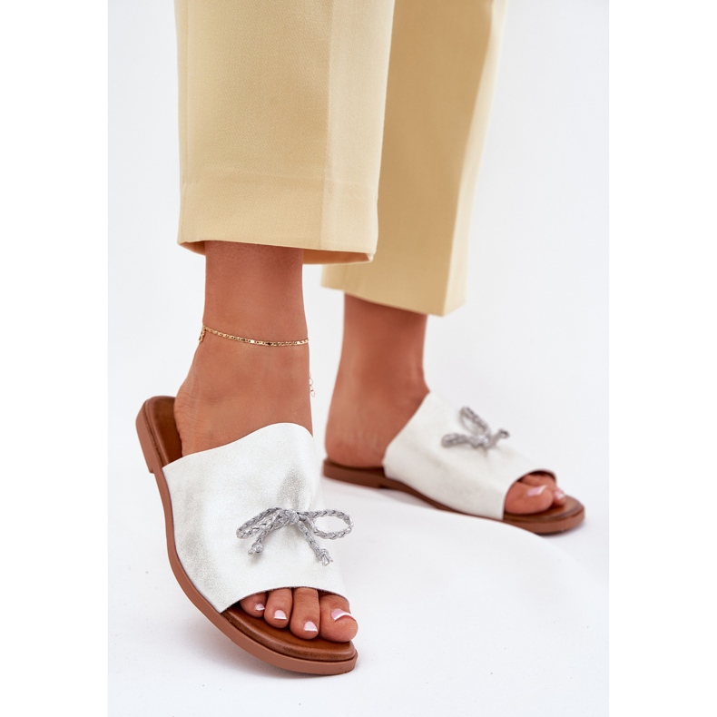 EVento Flat -heeled women's flip flops with a decorative silver binding 2