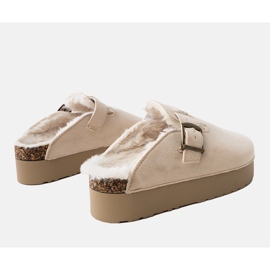 Beige flip -flops built with fur 1