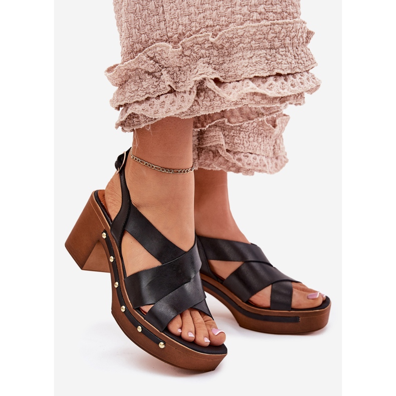 Leather sandals on the Zazoo 1081 black post 1
