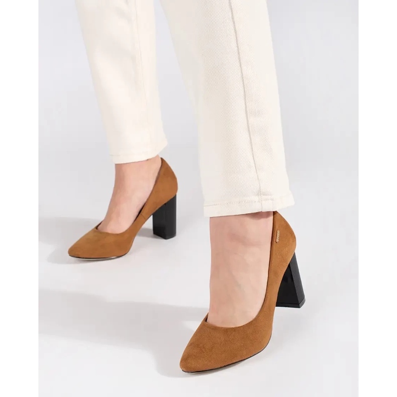 Goodin Brown pumps on the pillar 2