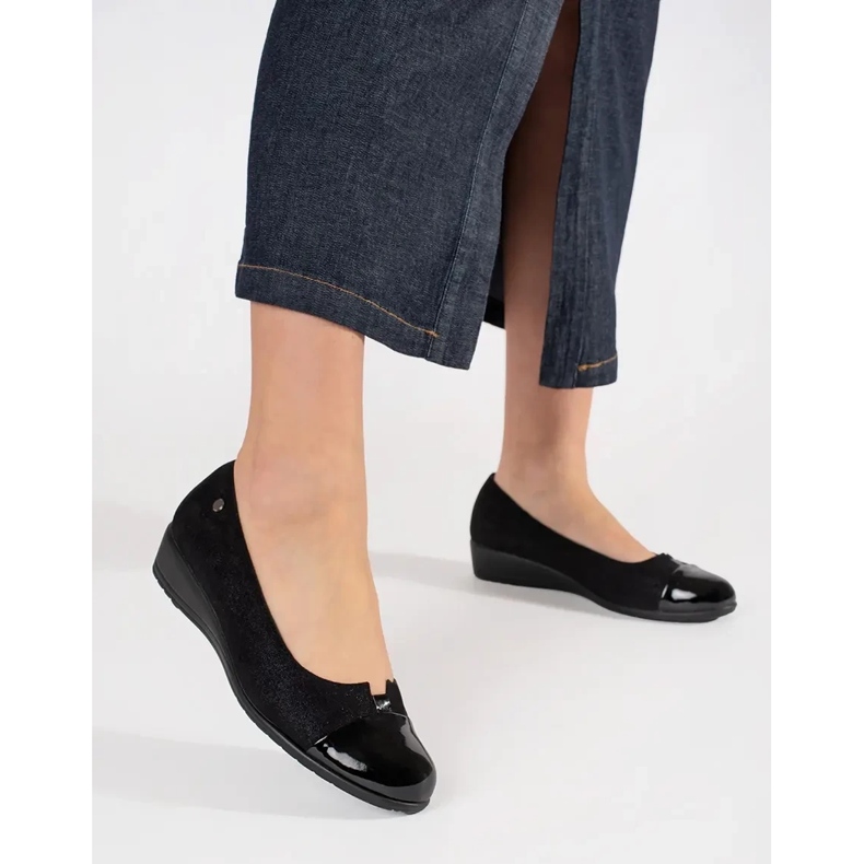 Goodin Black shoes with a varnished toe 1