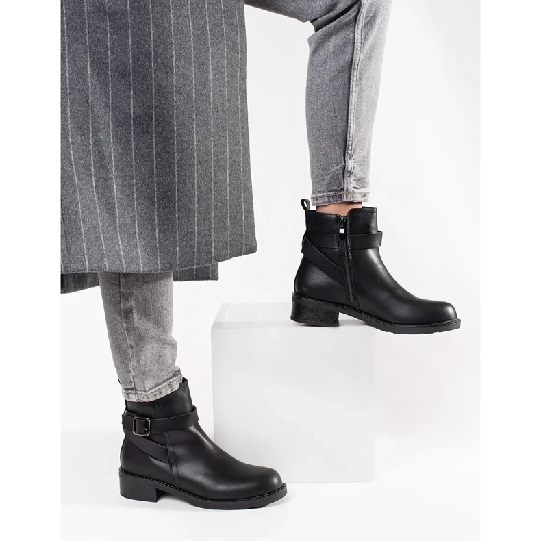 Black low -heeled boots decorated with strips 1