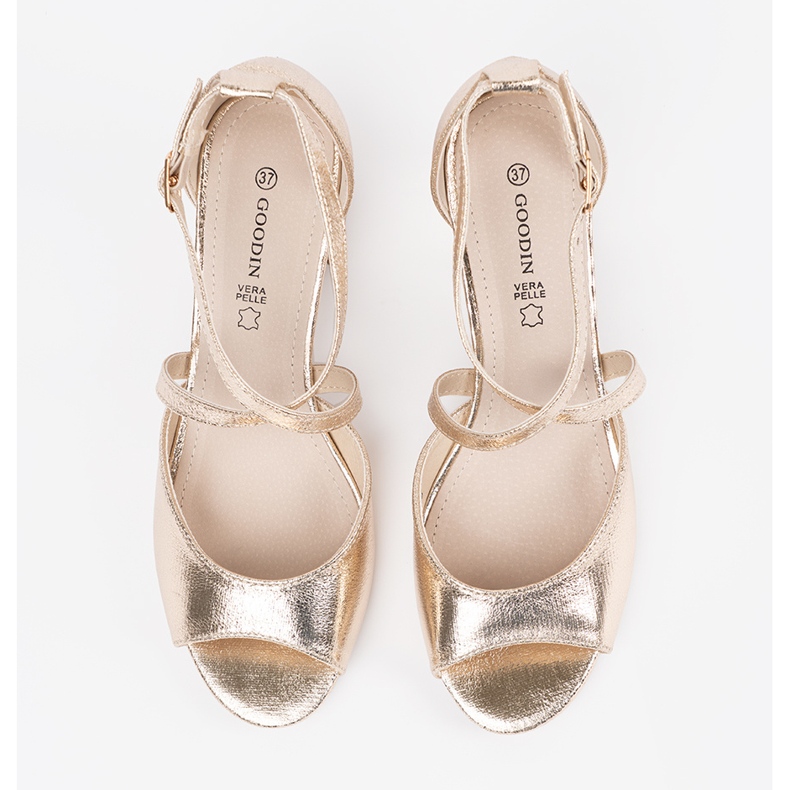 Goodin Gold sandals on a low post golden 2 Goodin Gold sandals on a low post golden 2