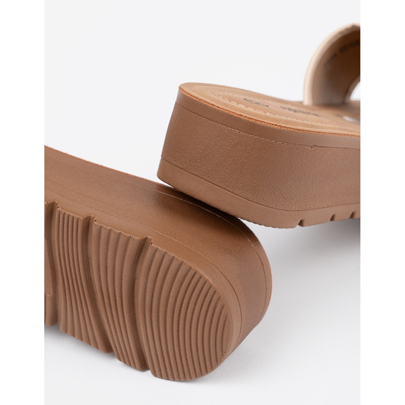 Seastar Slippers decorated with a golden clamp 1 Seastar Slippers decorated with a golden clamp 1