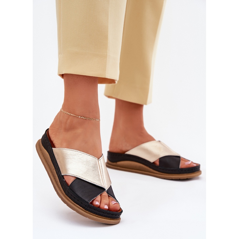Women's leather flip flops on the Maciejka L4986-25 gold-black platform 2 Women's leather flip flops on the Maciejka L4986-25 gold-black platform 2