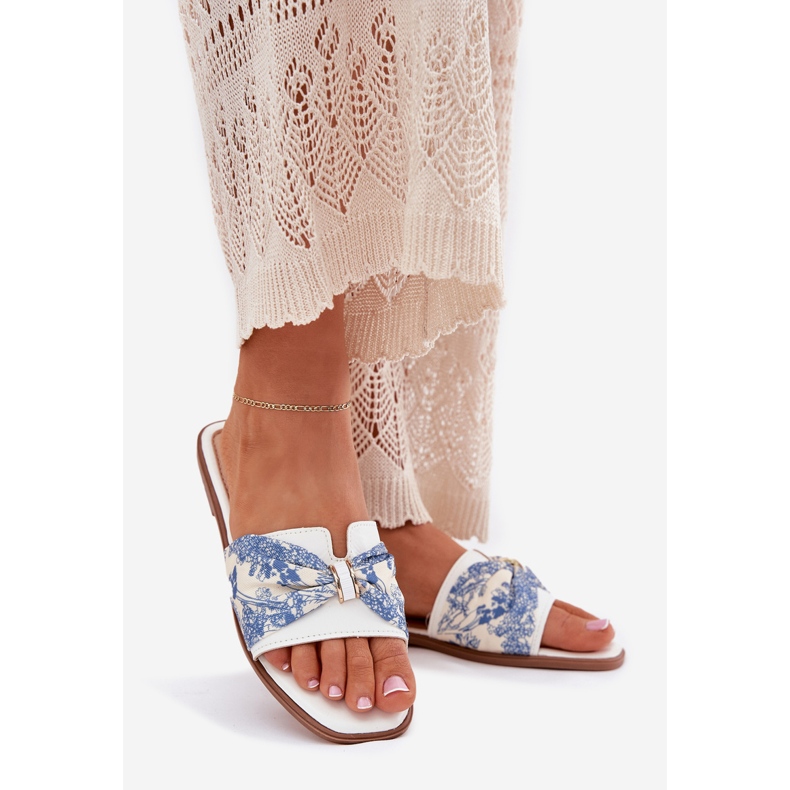 Flat -heeled women's flip flops with a white bow 1