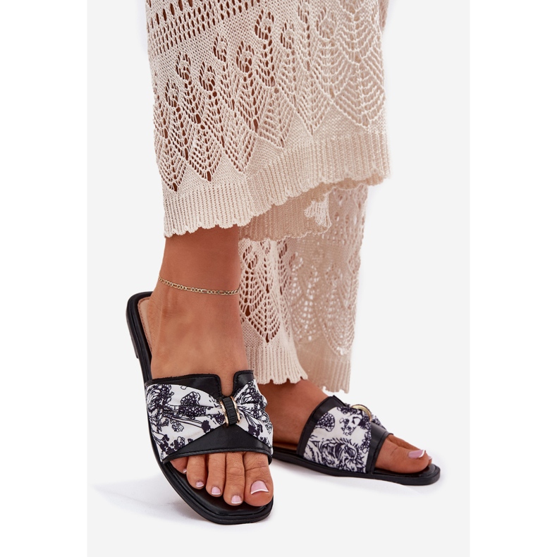 Flat -heeled women's flip flops with a black bow 1 Flat -heeled women's flip flops with a black bow 1