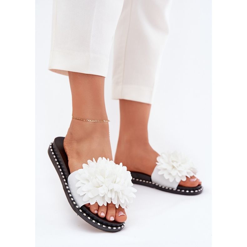 Women's flip flops decorated with white flowers 2