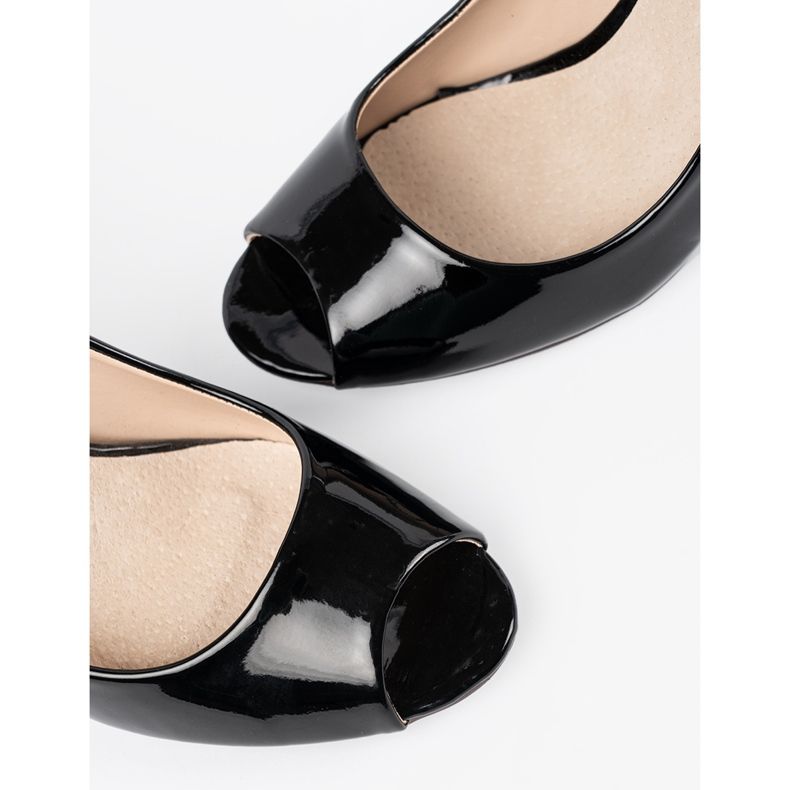 Seastar Black varnished pumps with bare fingers 2