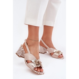 Women's leather sandals on the Laura Messi 2950 Beige Flowers post 2 Women's leather sandals on the Laura Messi 2950 Beige Flowers post 2